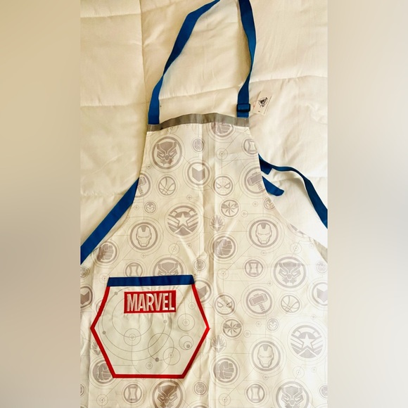 Disney Parks Marvel 3 piece Kitchen Set Apron Oven Mitt Silicone Pot Holder NWT - Picture 2 of 9